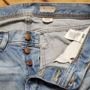 Loose boyfriend fit, light destroyed style, 28x32